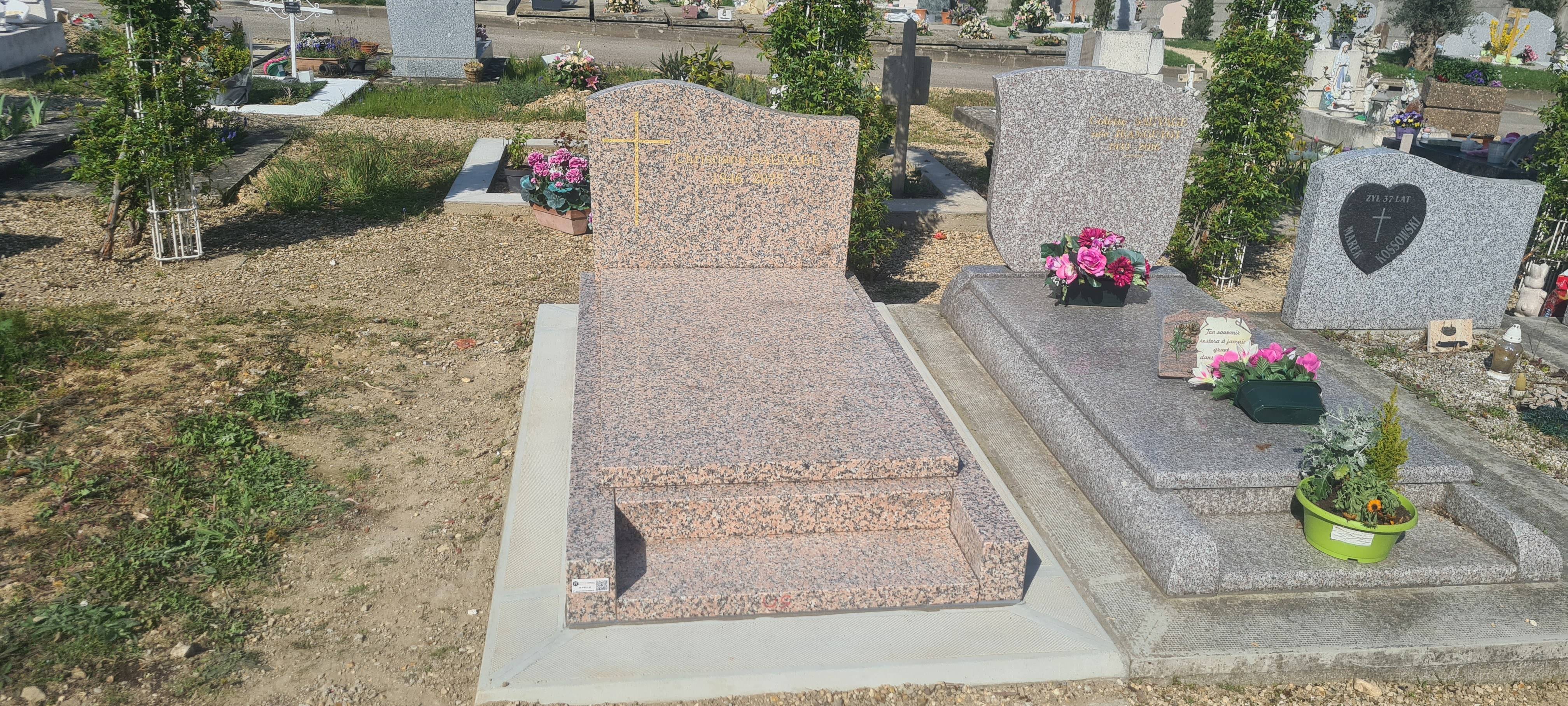 Monument Estrella avec stèle en rose Porino, cimetière dans le Val de Marne (94)